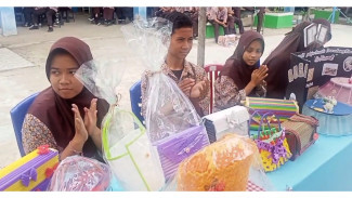Siswa SMA 1 Sinjai Ubah Sampah Plastik Jadi Tas