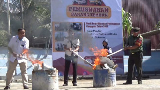 Balai monitor Spektrum Frekuensi Radio kelas 1 Makassar Musnahkan Barang Tangkapan Frekuensi Radio