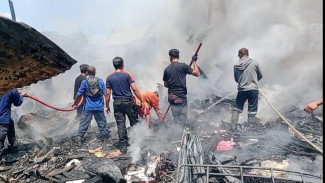 Kebakaran Samping Rumah Adat  Labakkang, 6 Armada Damkar Diturunkan