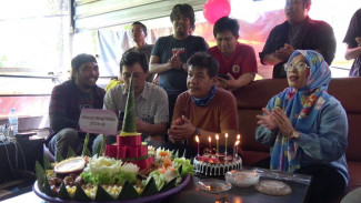 Bawa Tumpeng, LBH Pers Makassar Rayakan Hari Jadi IJTI Ke-25 Tahun di Sekret IJTI Pengda Sulselbar