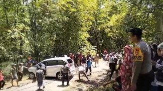 Mobil Bacaleg PKB Sinjai Terjun Ke Sungai