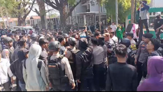 Mahasiswa Makassar Demo, Berakhir Bentrok Dengan Polisi