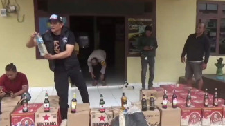 Razia Miras Ilegal Jelang Tahun Baru, Polisi Sita Ratusan Botol Berbagai Merk