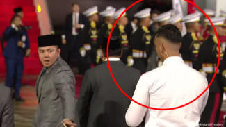 Sinis dan Tegas Tegur Paspampres yang Payungi Prabowo, Mayor Teddy Viral Lagi!