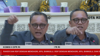 Gaduh, Deddy Sitorus 'Ngamuk' di RDP Komisi II: Wajar Kita Mundur Semua, Bikin Malu!