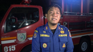 Tanpa Mobil Pemadam, Warga Barrang Lompo Gotong Royong Padamkan Api