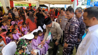Kasal TNI AL Tinjau Ketahanan Pangan dan Perangi Stunting di Takalar, Bagikan Ribuan Paket Gizi dan Sembako