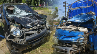 Hindari Pemotor, Truk Terbalik Timpa Mobil Agya di Pattalassang Kabupaten Takalar