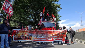 Demo Buruh Makassar Warnai May Day: Tolak PHK Massal, Tuntut Kebebasan Berserikat