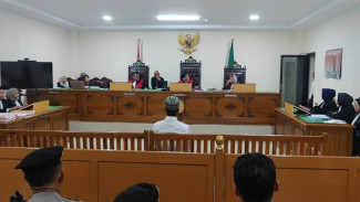 Eksepsi Terdakwa Uang Palsu: Dari Jongkok Berjam-jam hingga Dibungkus Plastik