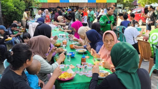 Warung Makan Gratis TNI Gairahkan Usaha Kecil Warga Makassar