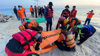 Penumpang KM Tidar Ditemukan Tewas, Dievakuasi Basarnas di Perairan Pangkep