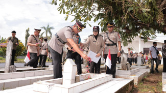 Menjelang Hari Bhayangkara ke-79, Polres Gowa Ziarah dan Tabur Bunga di Taman Makam Pahlawan