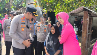 Serahkan Bantuan Sembako untuk Korban Kebakaran, Kapolres dan Ketua Bhayangkari Gowa : Kita Akan Bangunkan Rumah Baru