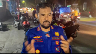 Truk Bermuatan Overkapasitas Terperosok di Gowa, Damkar Diterjunkan