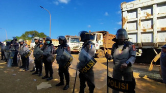 Ratusan Buruh PT Huadi Nickel Alloy Bantaeng Blokade Perusahaan, Tuntut Upah Lembur dan Kepastian Kerja