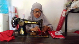 Menjelang 17 Agustus, Penjahit di Sinjai Ini Tetap Gunakan Mesin Jahit Manual Selama 50 Tahun