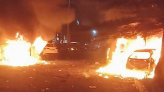 Kendaraan Dan Sebagian Gedung DPRD Makassar Dibakar Massa