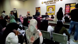Ribuan Warga Bulukumba Padati Polres untuk Urus SKCK PPPK hingga Larut Malam