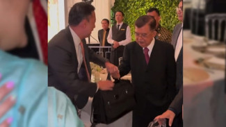 Tas 'Kantong Doraemon' Tom Lembong Disidak Jusuf Kalla Hingga Terkagum-kagum