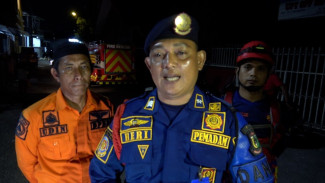Kapal Tua 68 Tahun Terbakar di Galangan PT IKI Makassar, Damkar Terkendala Akses