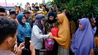 Ratusan Rumah Warga Rusak Akibat Angin Puting Beliung, Pemkab Salurkan Bantuan