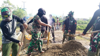 Jalan Rusak di Tamarupa Mulai Diperbaiki, Prajurit Kodim 1421 Pangkep Tak Kenal Libur