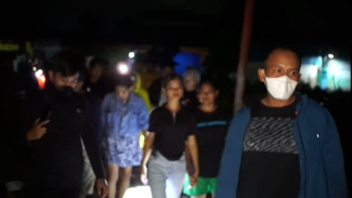 Penggerebekan di Kampung Borta: Polisi Cari Pelaku Pembakaran, Temukan Pesta Sabu Tujuh Orang