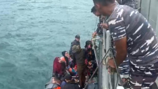 Terombang-ambing 4 Jam Akibat Cuaca Ekstrem, 9 Penumpang Kapal Jolloro Diselamatkan TNI AL
