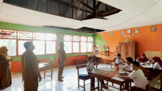 Plafon Runtuh, SDN 2 Bonto-Bonto Pangkep Belum Diperbaiki Sepuluh Tahun, Siswa Tetap Belajar di Tengah Bahaya