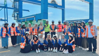 Belajar Langsung di Lapangan, Mahasiswa FEB Unismuh Makassar Dalami Dunia Logistik Modern