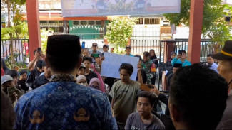 Puluhan Warga Panambungan Geruduk Kantor Kecamatan Mariso, Protes Verifikasi Calon Ketua RT