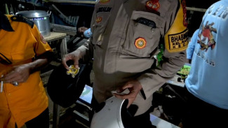 Patroli Malam di Makassar, Polisi Bubarkan Pesta Miras dan Temukan Warga Pakai Atribut Polri