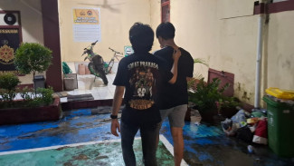 Supir di Makassar Curi Uang Dollar dan Emas Batangan Bos