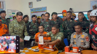 Tim SAR Rilis Wujud Black Box Pesawat ATR 42-500 dari Tebing Curam Gunung Bulusaraung