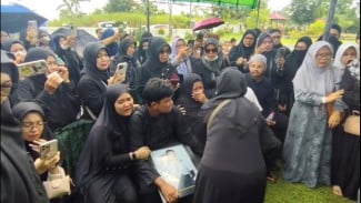 Isak Tangis Iringi Pemakaman Kopilot ATR 42-500 Farhan Gunawan di Gowa