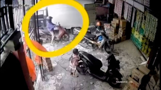 Aksi Curi Kopi Saset di Toko Grosir Terekam CCTV