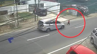 Detik-detik Bocah di Makassar Ditabrak saat Nyebrang, Pengemudi Mobil Kabur