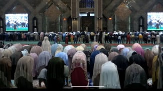 Ribuan Jamaah Padati Masjid Al-Markaz Makassar untuk Tarawih Perdana di Tengah Hujan Deras