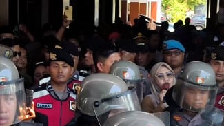 Aksi Protes di Gowa Memanas, Massa Hadang Rantis yang Diduga Membawa Bupati