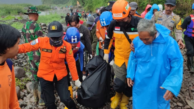 Evakuasi korban longsor di Gowa