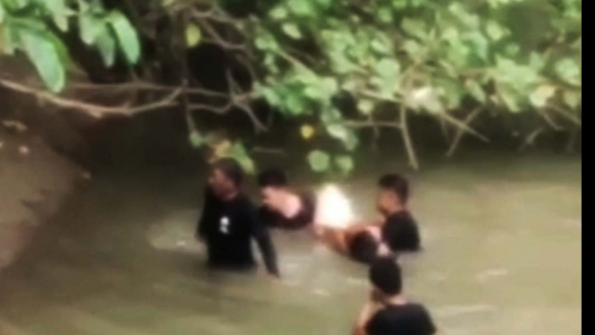 Warga evakuasi seorang mahasiswi yang tenggelam saat mencari kerang