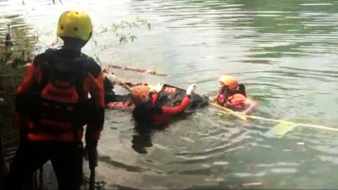 Tim Sar Evakuasi Jasad Bayi Di Sungai Pangkajene.