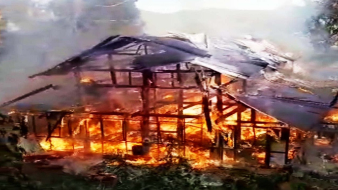 Rumah Adat Panggung Sao Raja Salohe Di Sinjai Terbakar