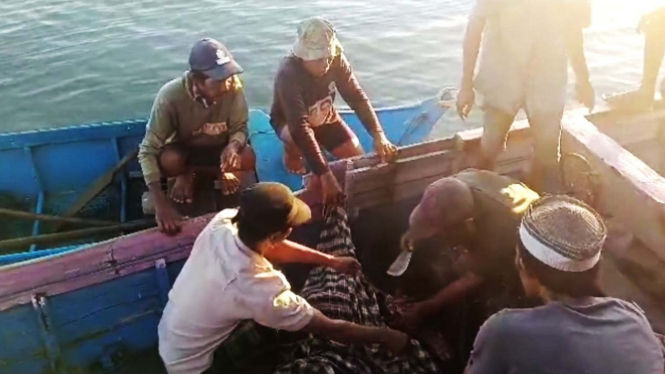 Warga Evakuasi Nelayan Tewas Karena Bajunya Terlilit Dalam Mesin Kapal