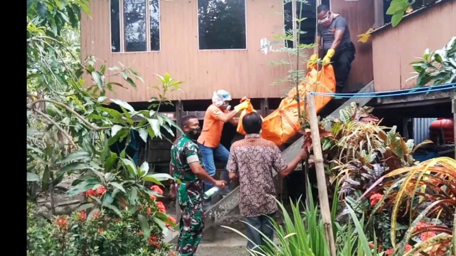 Polres pangkep evakuasi jasad lansia membusuk dalam rumahnya.