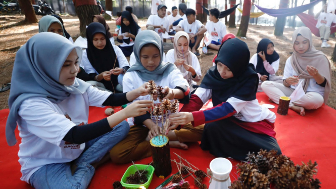 Relawan Ganjar di Gowa Gelar Pelatihan Membuat Suvenir buah Pinus