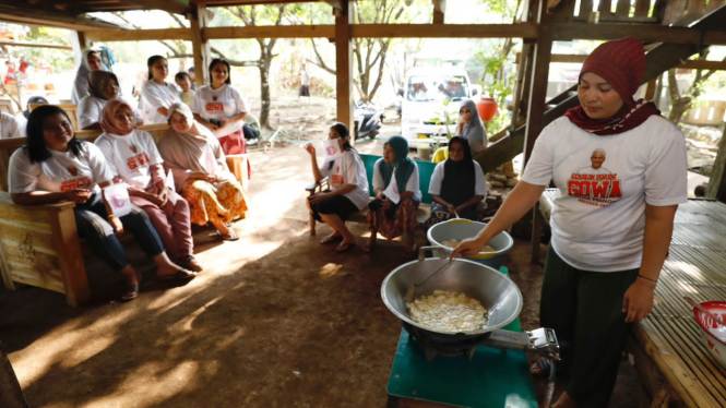 Relawan Ganjar di Gowa ajari Emak-emak Buat Keripik Singkong