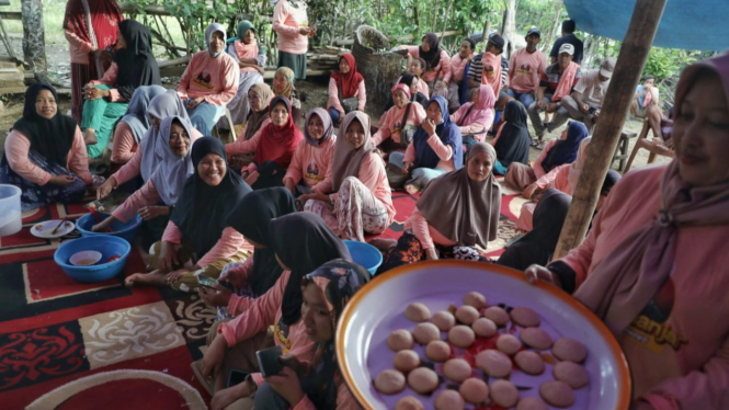 Relawan Mak Ganjar Ajari Emak-emak di Bone bikin kue tradisional