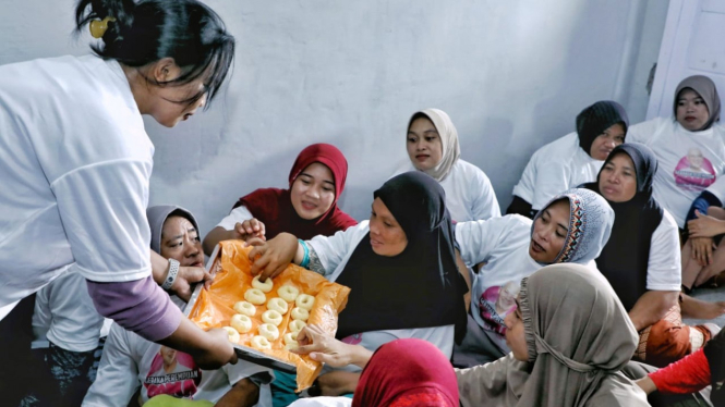 Emak-emak di Gowa belajar membuat kue donat aneka topping